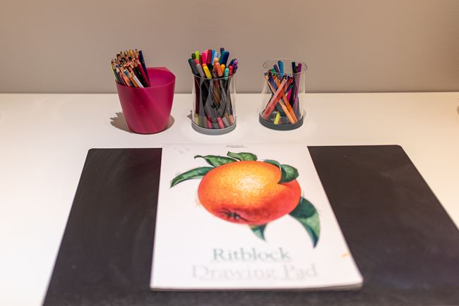 Ett ritblock, färgglada pennor
