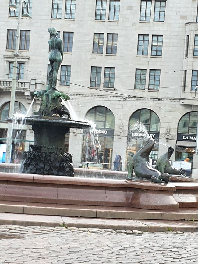 Bild på Havis Amanda, skulptur av sjöjungfru som står i en fontän på Salutorget i Helsingfors.