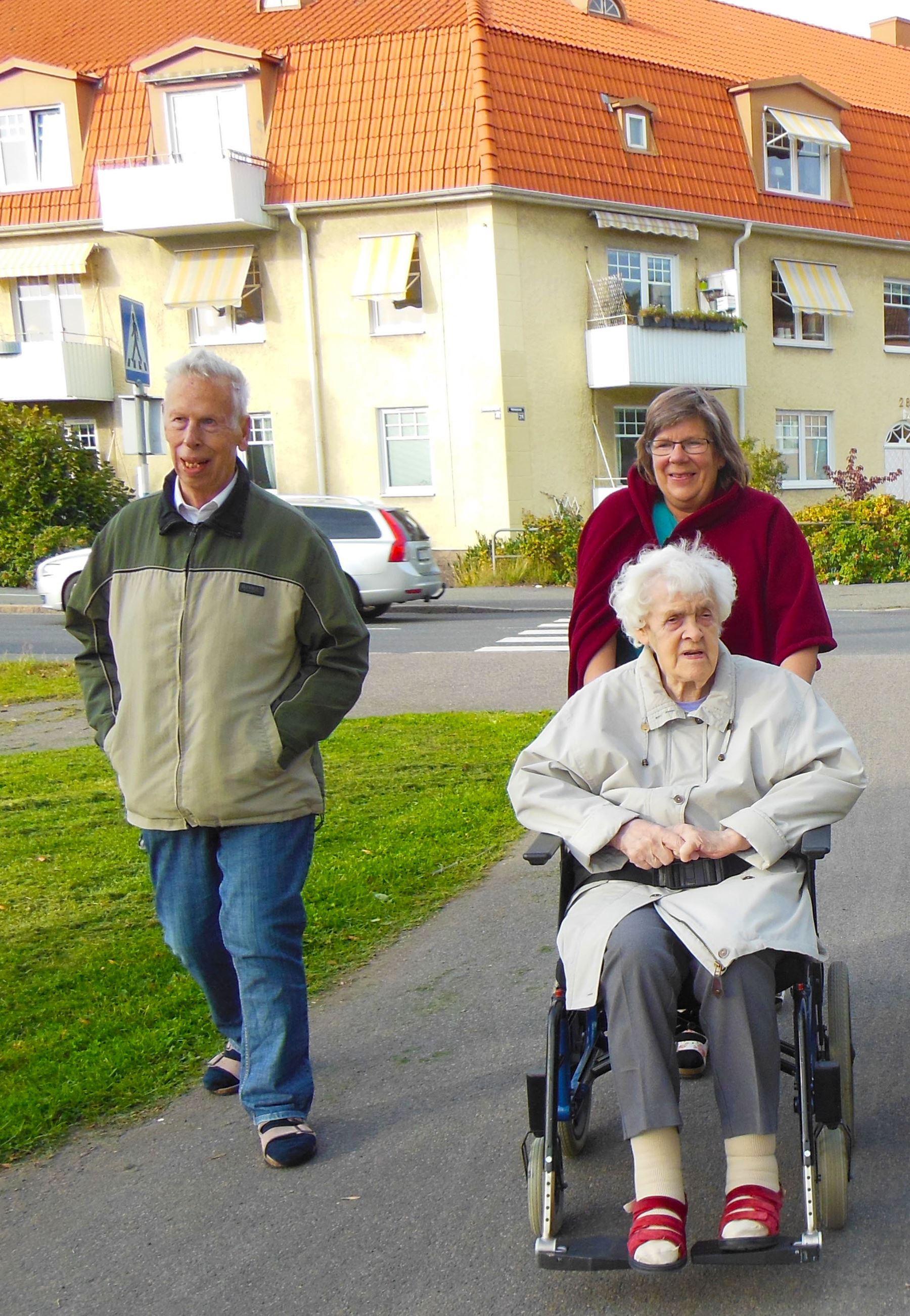 Äldre personer ute på promenad