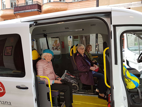 Tre äldre damer har satt sig i utflyktsbussen