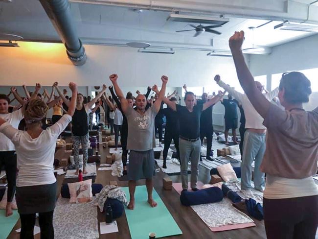 Bild på Yoga-grupp under en lektion