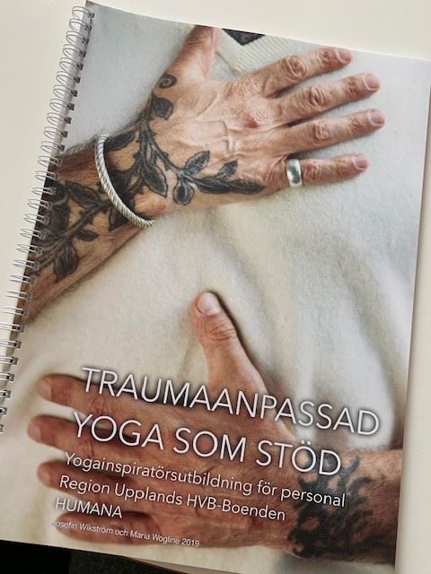 Bild på bok om Traumaanpassad Yoga