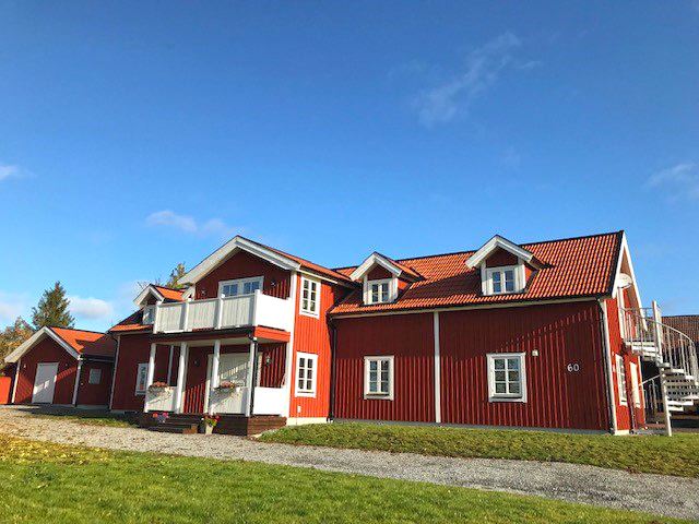 Novagården faluröd stort hus och blå himmel